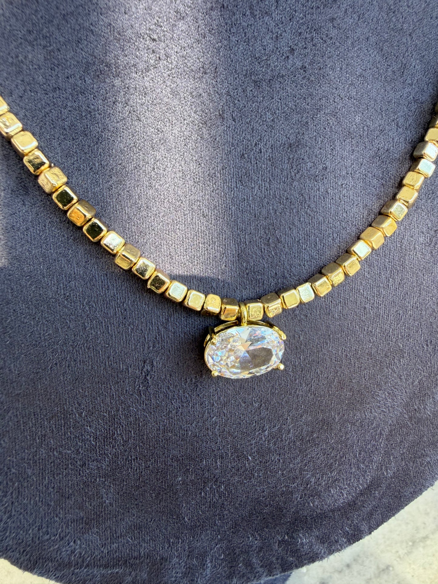 Gold Oval Taşlı Maria Kolye