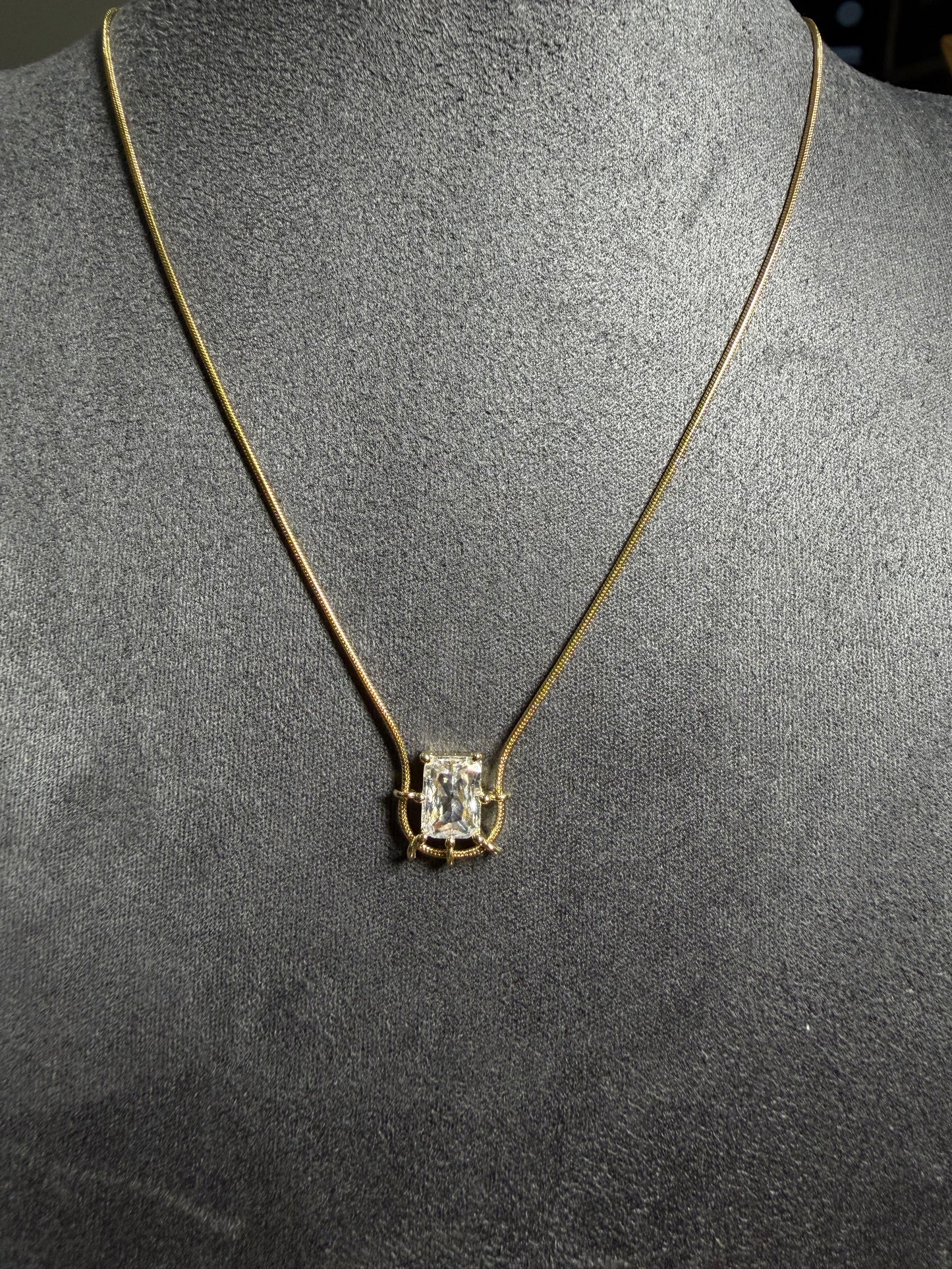 Gold Radiant Solitaire Kolye