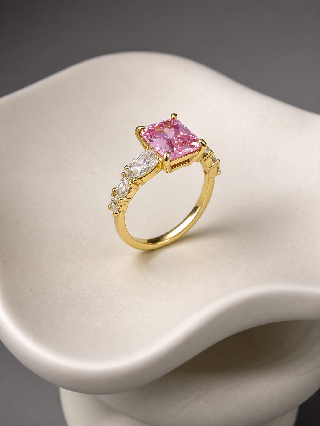 Gold Pembe Taşlı Pırlanta Yüzük