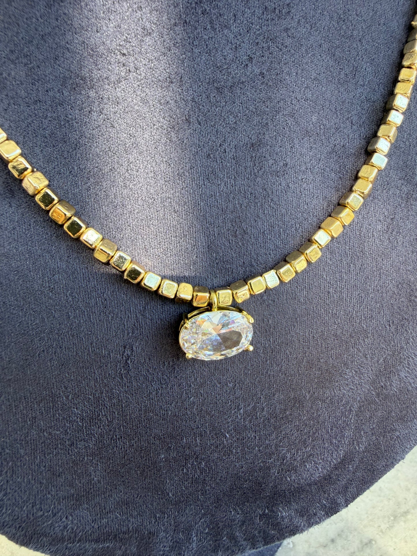 Gold Oval Taşlı Maria Kolye