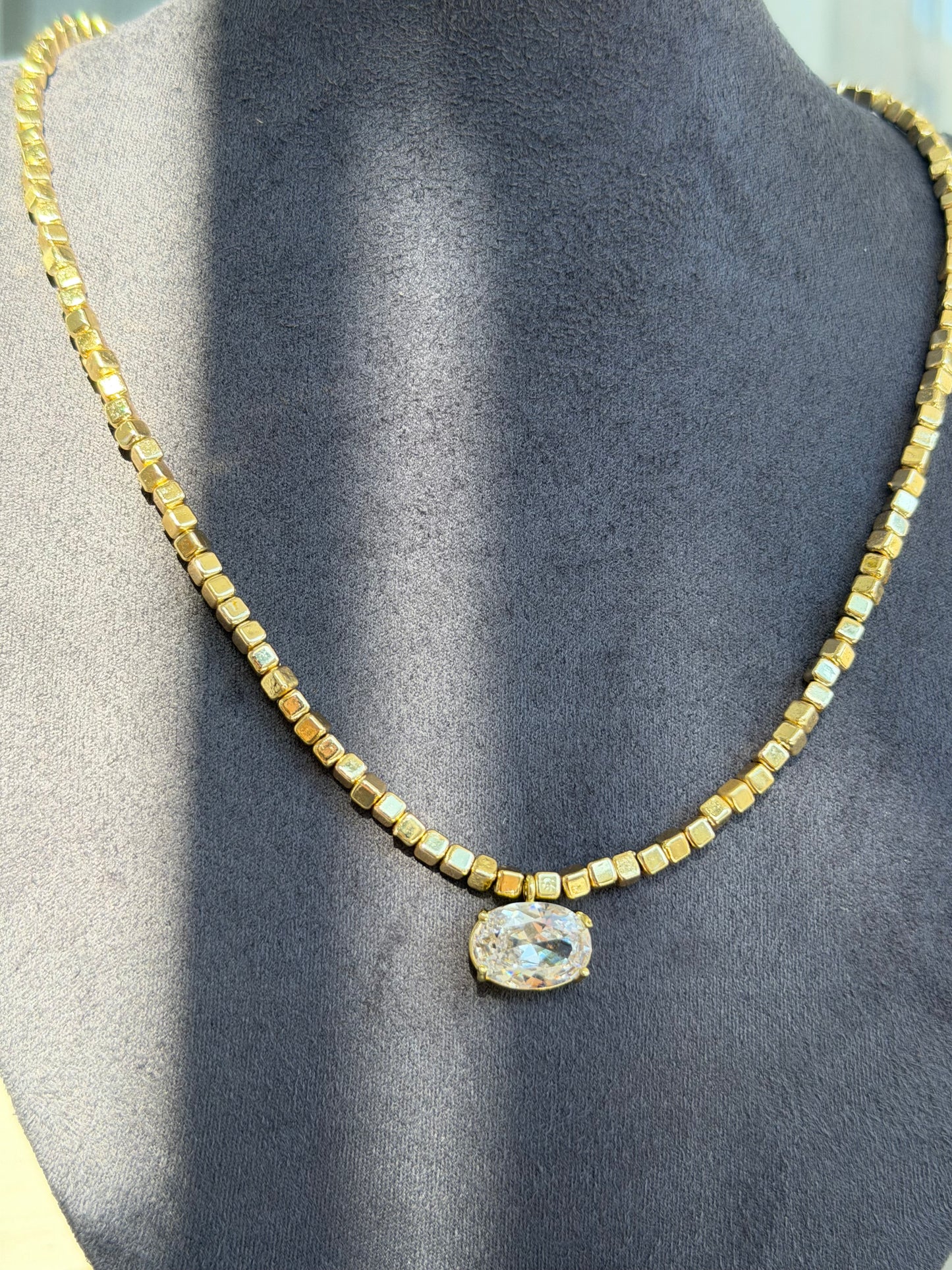 Gold Oval Taşlı Maria Kolye