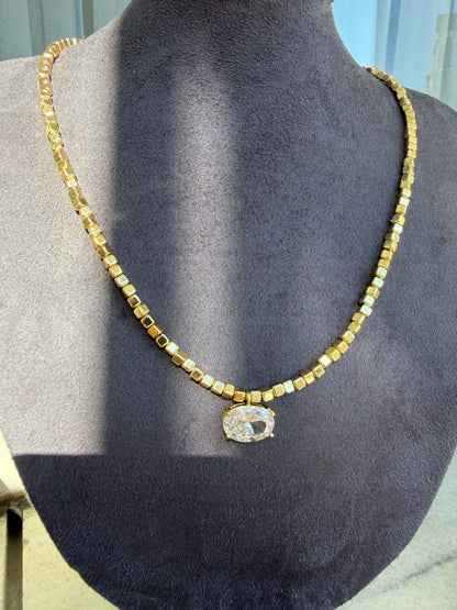 Gold Oval Taşlı Maria Kolye
