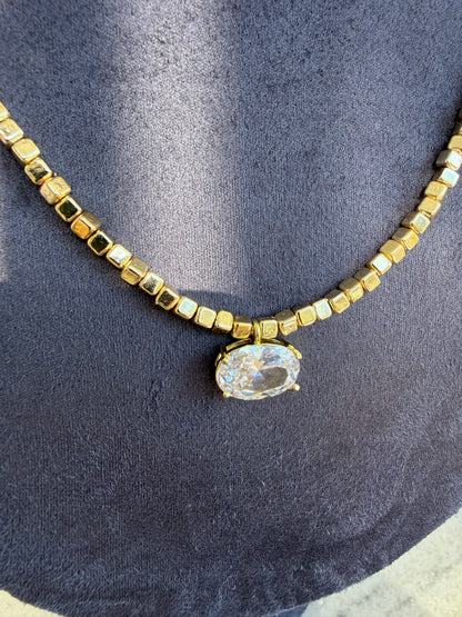 Gold Oval Taşlı Maria Kolye
