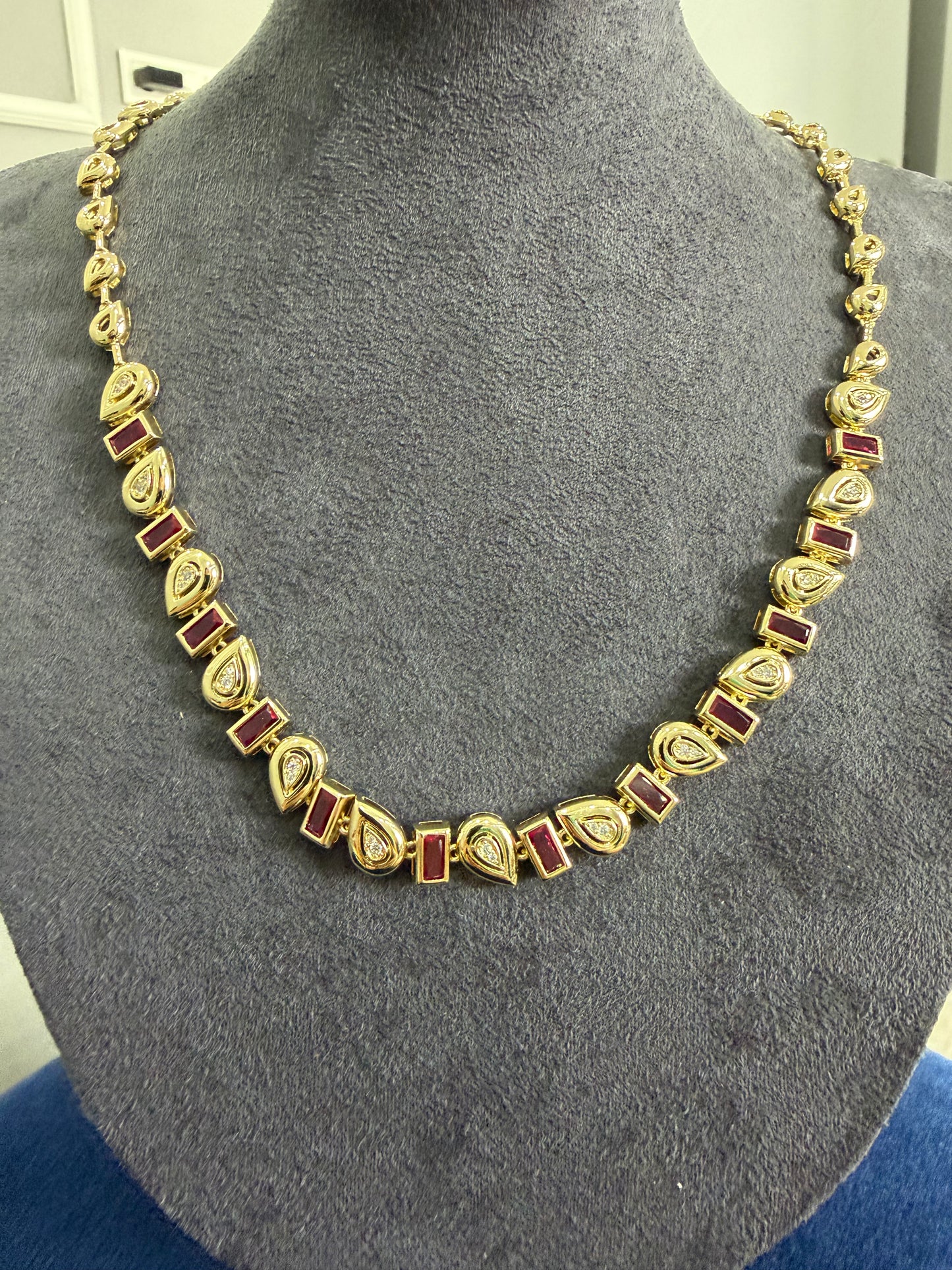 Gold Bordo Taşlı Damla Kolye
