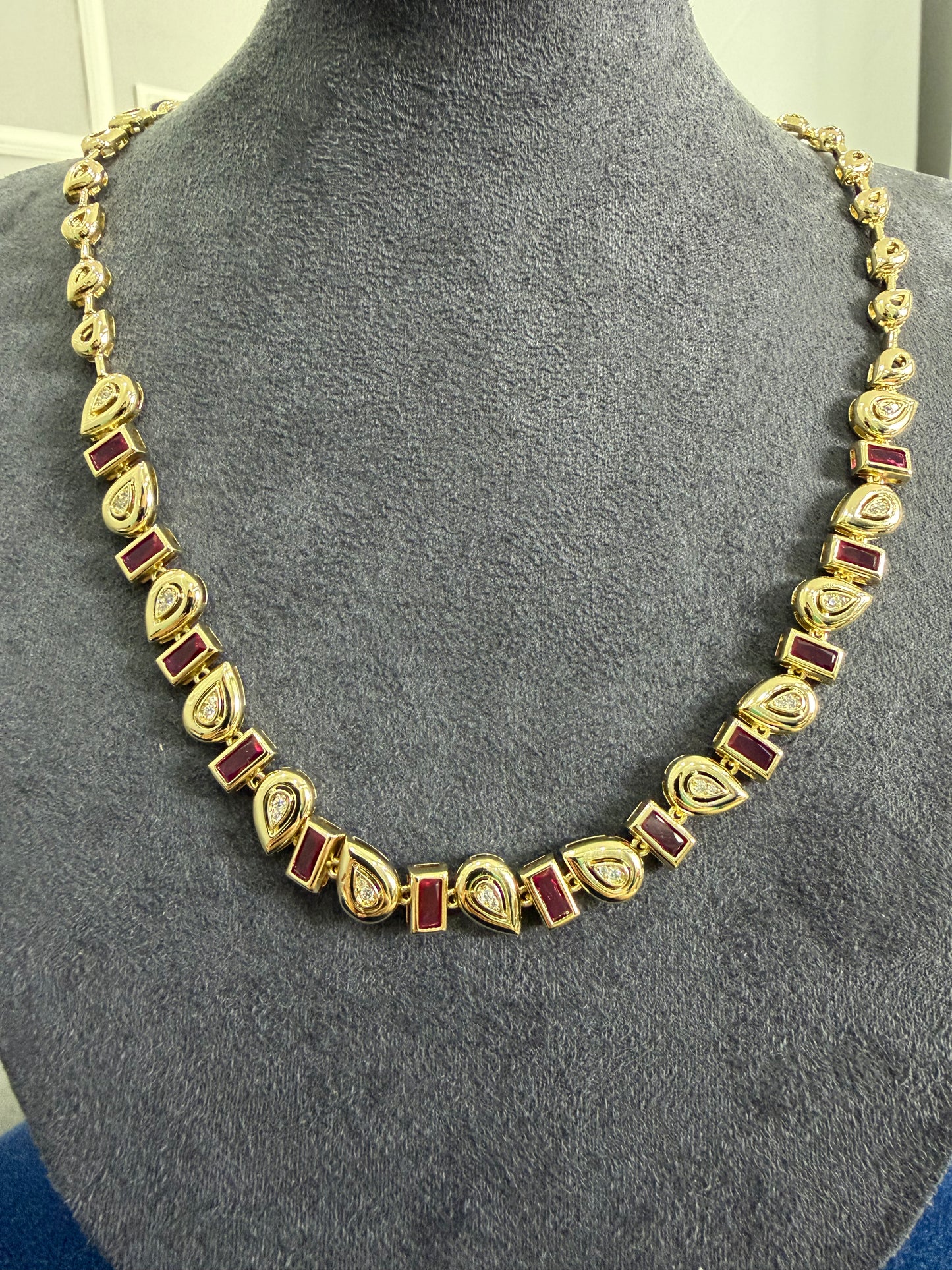 Gold Bordo Taşlı Damla Kolye
