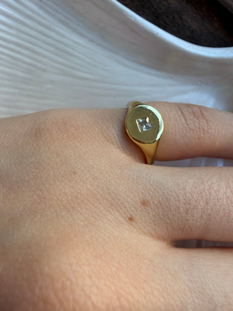 Gold Yuvarlak Kare Taşlı Serçe Parmak Yüzüğü - Muas Aksesuar