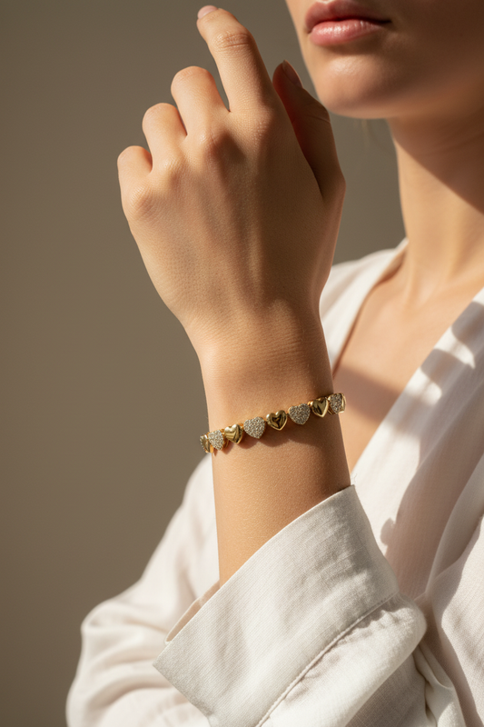 Gold Taşlı Kalp – Lifestyle 1