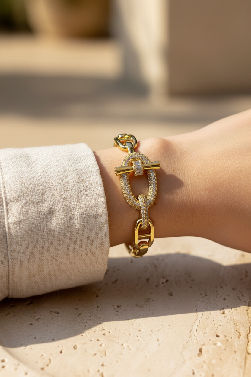 Gold Luna Kilit Kelepçe lifestyle