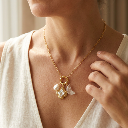 Gold Luna Charm Kolye lifestyle