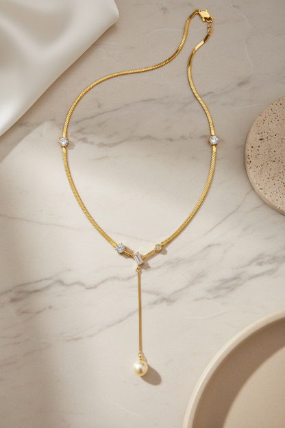 Gold İnci Y Kolye – Flatlay
