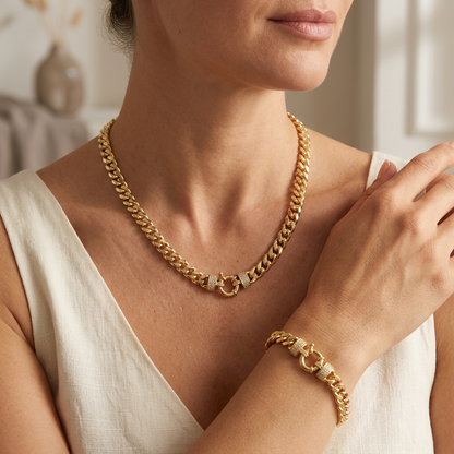 Gold Taşlı Tasarım Gurmet Kolye & Bileklik Set model üzerinde lifestyle