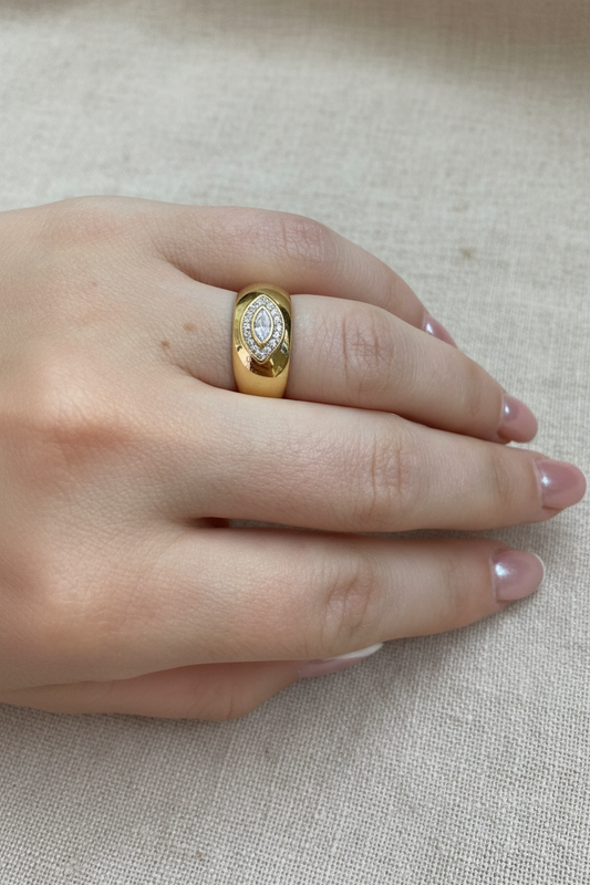 Gold Taşlı Göz Yüzük lifestyle