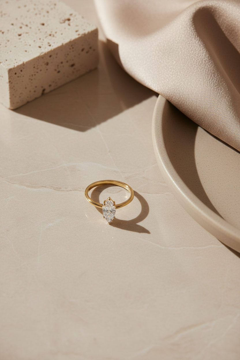 Gold Markiz Yüzük – Flatlay