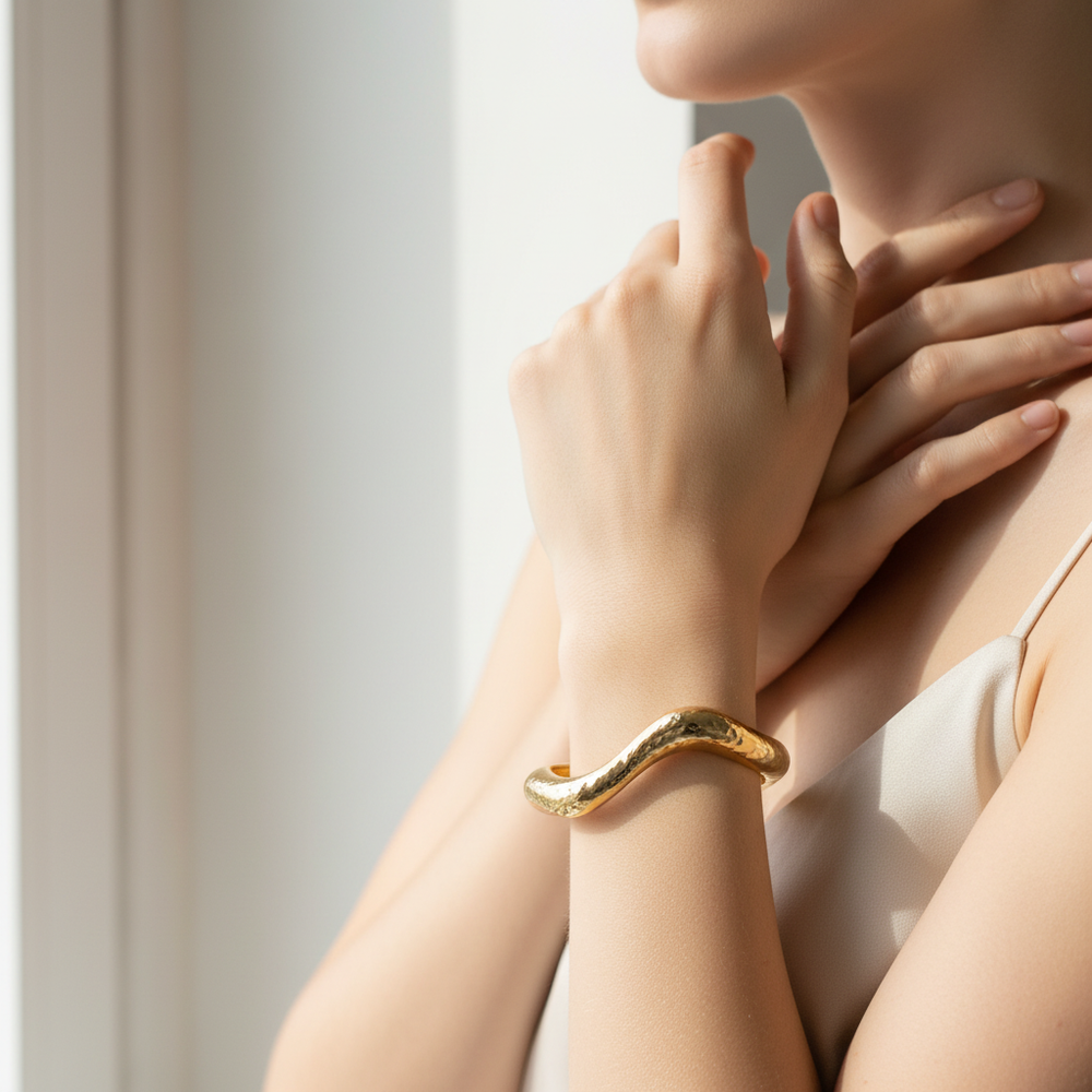 Gold Asimetrik Kelepçe Bileklik lifestyle