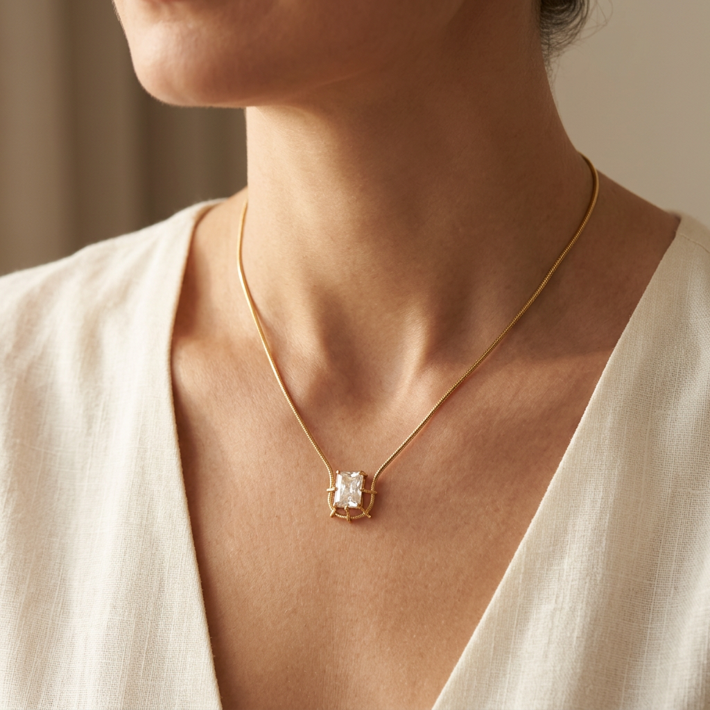 Gold Radiant Solitaire Kolye model üzerinde lifestyle