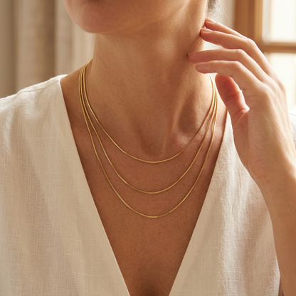 Gold 3’lü İnce İtalyan Kolye model üzerinde lifestyle