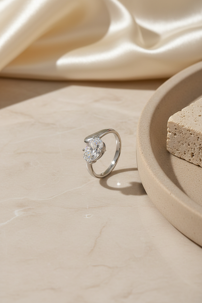 Silver Tek Taş Kuğu Pırlanta Yüzük flatlay bej mermer