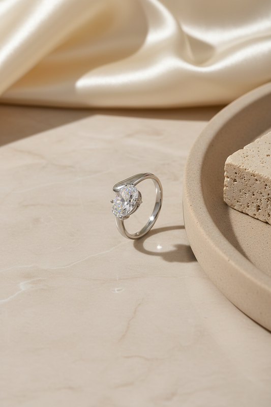 Silver Tek Taş Kuğu Pırlanta Yüzük flatlay bej mermer