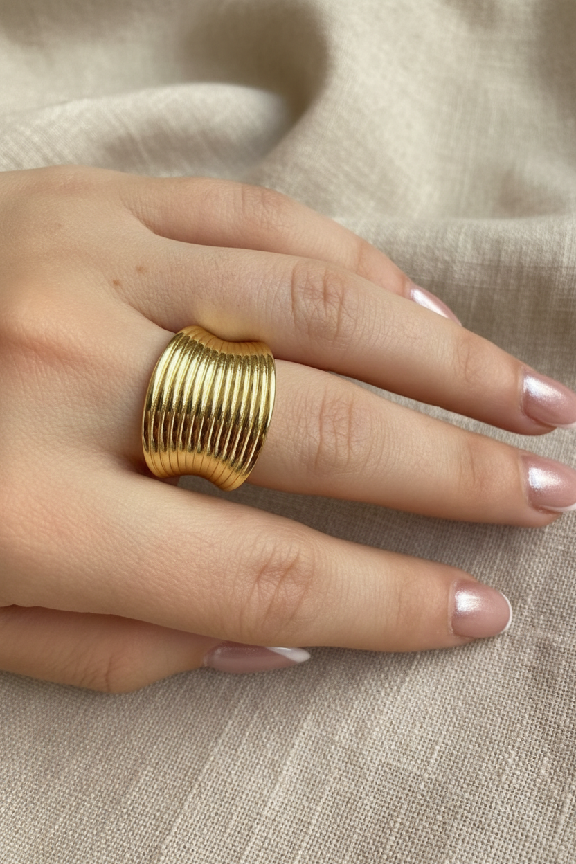 Gold Çizgili Tasarım Yüzük lifestyle