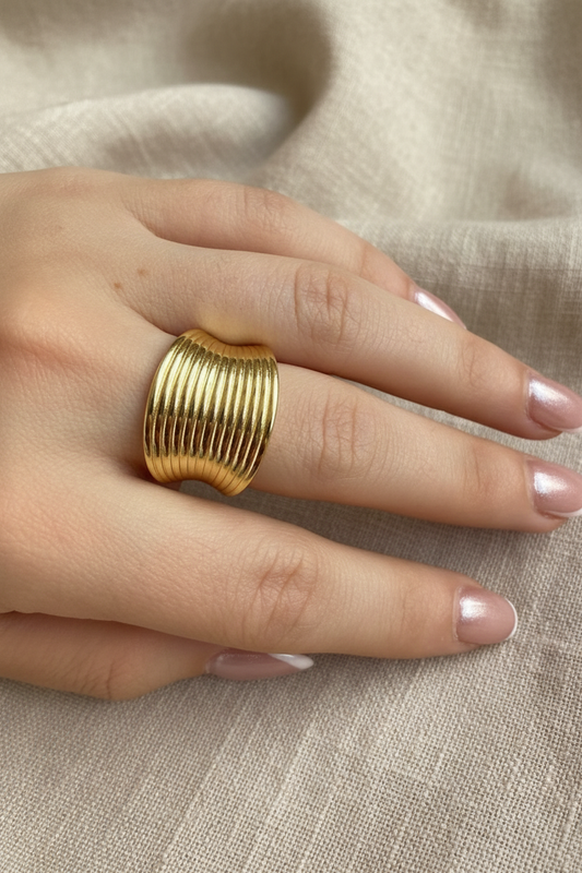 Gold Çizgili Tasarım Yüzük lifestyle