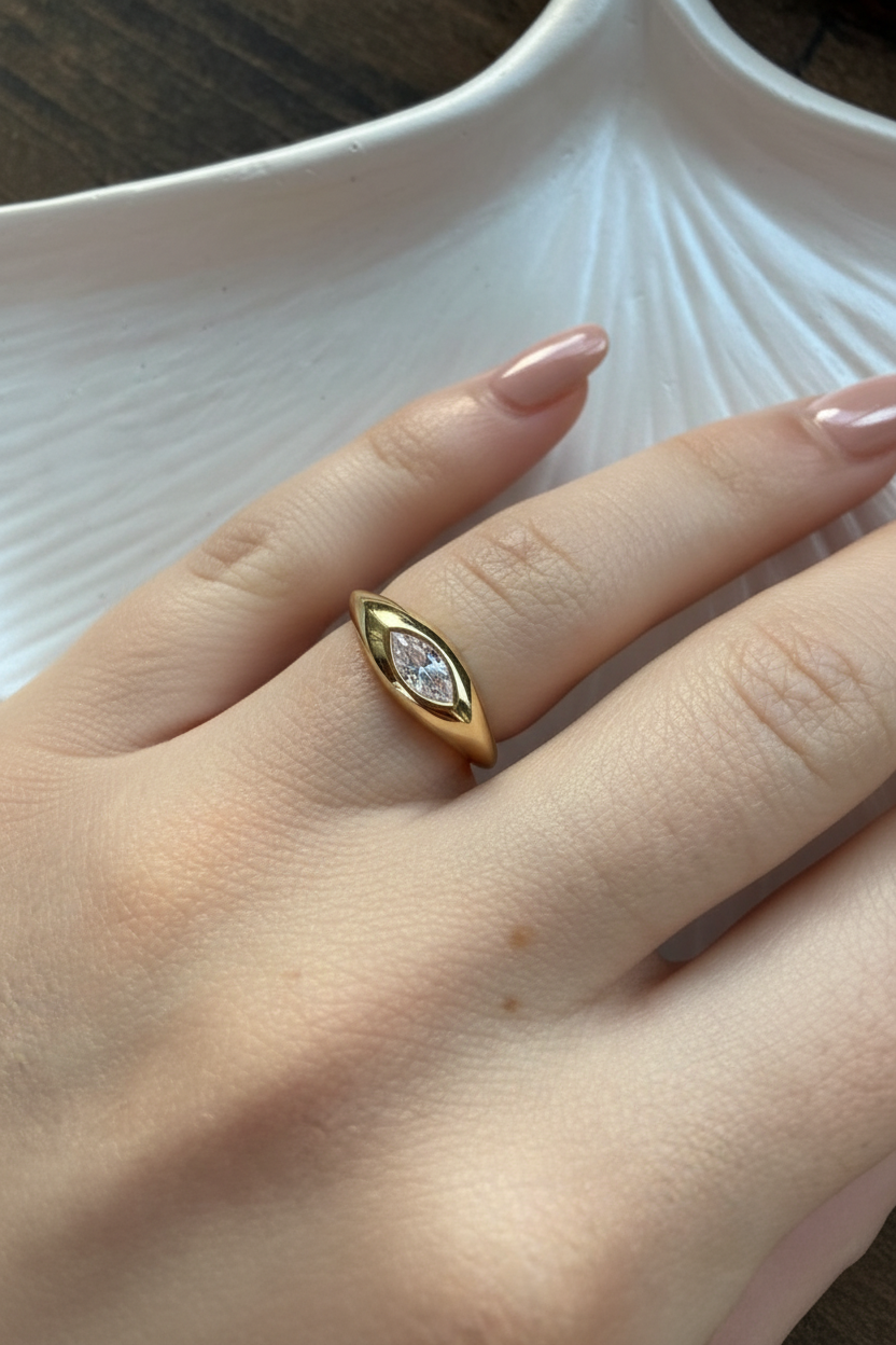 Gold Markiz Kesim Serçe Parmak Yüzüğü lifestyle