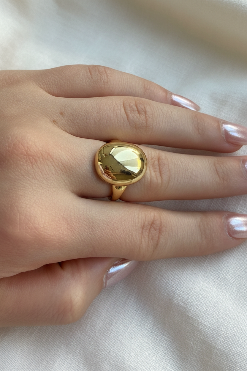 Gold Oval Ayna Yüzük lifestyle