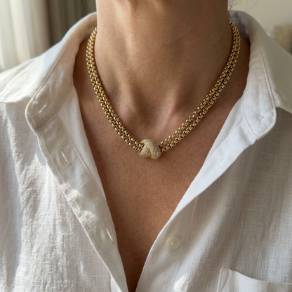 Gold Lumière Düğüm Kolye model üzerinde lifestyle