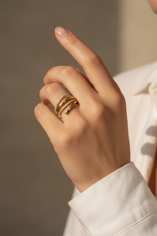 Gold Çoklu Taş Detaylı Yüzük – Lifestyle 1
