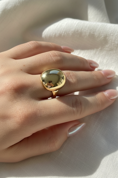 Gold Oval Ayna Yüzük lifestyle